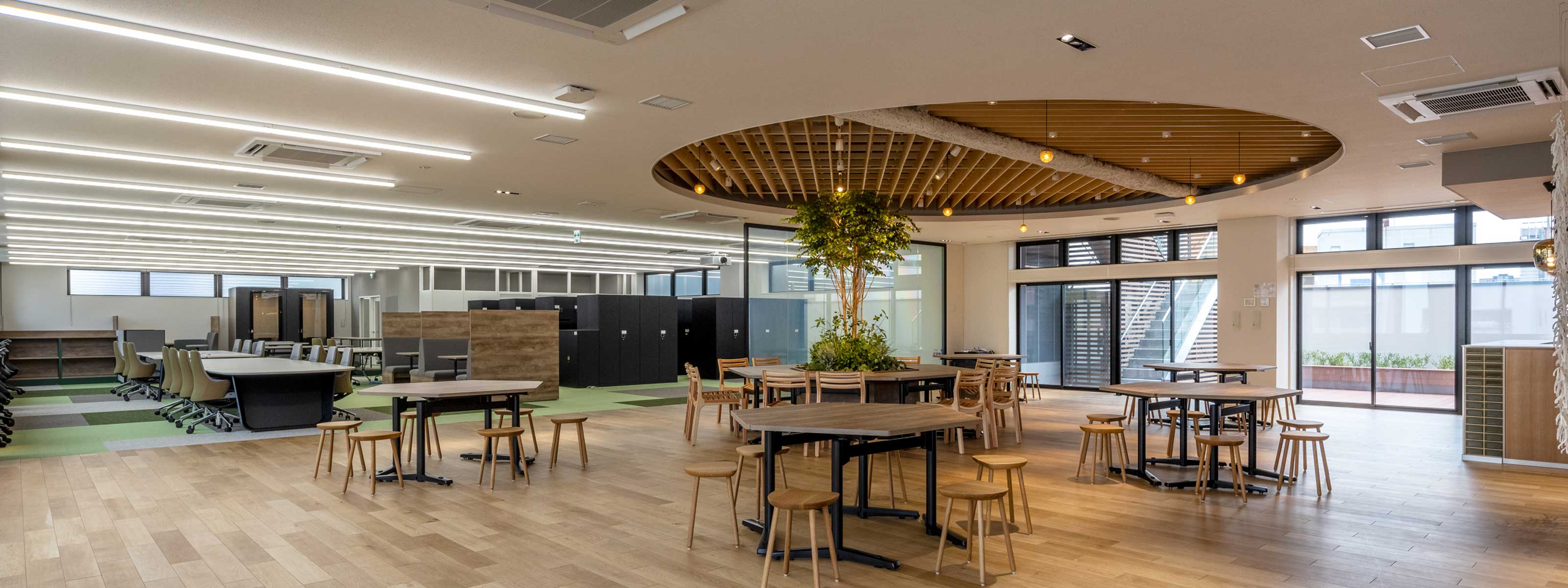 職場環境：CSTのオフィス風景メインビジュアル