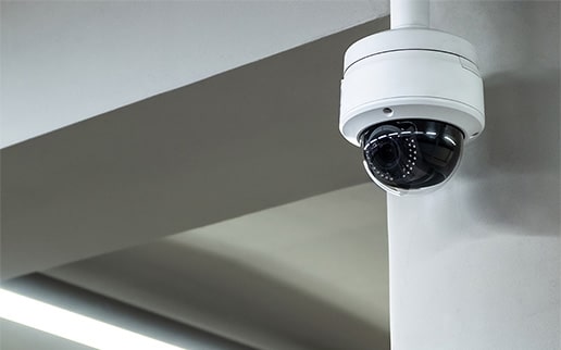 監視カメラの共連れの問題点